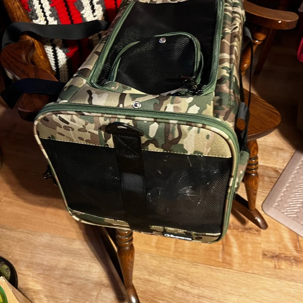 New Goodio pet carrier approved by airline carriers zip top and sides